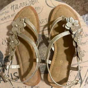 Women’s sandels size 6 1/2 never worn